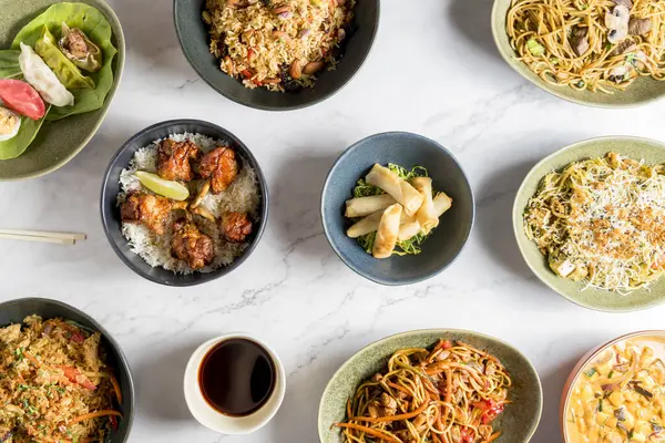 Вид Сверху Захватывает Стол Наполненный Множеством Восхитительных Азиатских Блюд Богатые Стоковое Фото