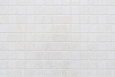 Küçük beyaz seramik seramik karolardan oluşan mükemmel bir şebeke, altın parıltısıyla bir zemin oluşturuyor. Yüksek kalite fotoğraf