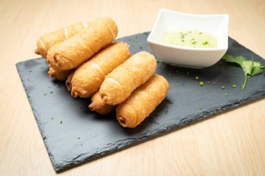 Geleneksel bir Venezuela yemeği olan guasacaca sosuyla servis edilen lezzetli tekenolar tadını çıkarmaya hazır.