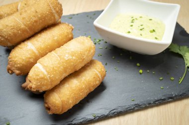 Geleneksel bir Venezuela yemeği olan guasacaca sosuyla servis edilen lezzetli tekenolar tadını çıkarmaya hazır.