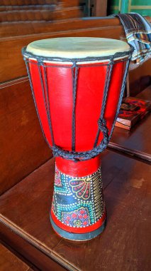 Djembe, avuç içi veya parmaklarıyla vurulan bir perküsyon müzik enstrümanıdır. Bu müzik aleti ahşap ve hayvan derisinden yapılmıştır..