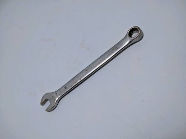 Fındık ya da cıvataları yüklemek ve kaldırmak için bir anahtar aracı.