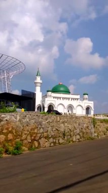 Semarang - Merkez Java - Endonezya, Mayıs, 02, 2024, sokaktan güzel bir cami manzarası.