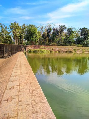 Kurak mevsimde nehir barajının durumu, su yeşil ve gökyüzü mavi ve bulutlu..