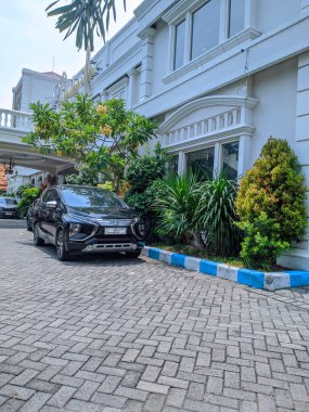 Tuban, Doğu Cava, Endonezya, 16 Kasım 2024 Grand Javanilla oteli ya da ziyafet salonu, manikürlü peyzaj ve park edilmiş bir Mitsubishi. Promosyon etkinlikleri veya düğün mekanları için ideal.