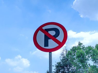 Mavi gökyüzü ve yeşil yapraklı doğal bir ortamda klasik bir 