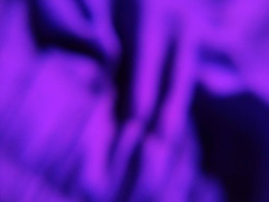 Dijital düzenleme: Mor ve mavinin canlı tonlarıyla bulanık soyut arkaplan. Modern ve sanatsal tasarımlar için ideal.