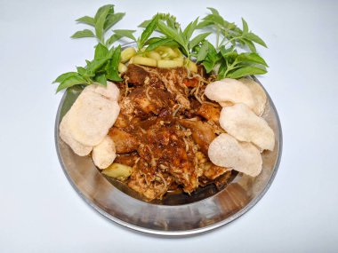 Tahu Tek, canlı bir Surabaya-Endonezya sokak yemeği. Bu yemekte bol yağda kızartılmış tofu, lontong (pirinç keki), fasulye filizi ve krupuk (kraker) ve taze otlarla süslenmiş lezzetli bir fıstık sosu yer almaktadır..