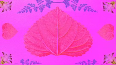 Dijital olarak üretilen görüntü, canlı Sevgililer Günü çiçek aranjmanı, kalp şeklinde bir yaprak, mor çiçekler ve pembe bir arka planda eğreltiotu. Romantik durumlar ve sosyal medya için mükemmel..