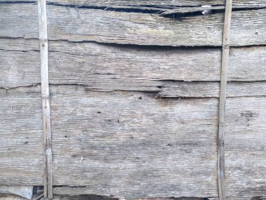 Kırsal ve yıpranmış meşe kabuğu duvar kaplaması. Dikey şeritli ve yatay katmanlı doğal, dünyevi bir doku. Geçmişler, kırsal tasarımlar ve doğadan esinlenilmiş kavramlar için idealdir..