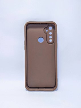 Beyaz bir arka planda izole edilmiş, kamera ve düğmeler için kesikleri olan kahverengi, koruyucu bir telefon kılıfının stüdyo çekimi..