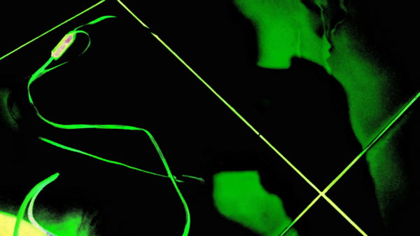 Dijital olarak üretilen görüntü: soyut neon yeşil çizgiler ve karanlık bir arkaplanda siluet, modern, keskin bir ortam yaratıyor. Teknoloji, müzik veya gelecekteki kavramlar için ideal.