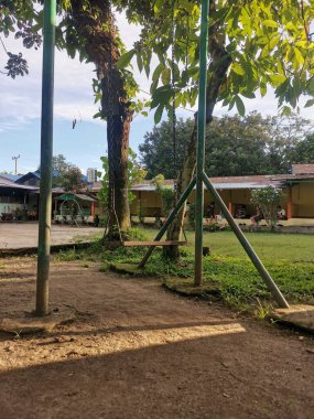 Güneş Işığı Siluetiyle Güzel Park Salıncak