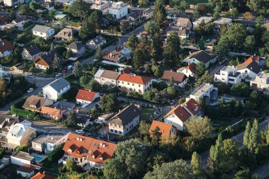 Günbatımı Viyana Avusturya 'daki banliyö manzarası