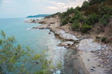 Huzurlu gözlerden uzak, yemyeşil ağaçları ve kayalık kıyı şeridi Thassos Yunanistan