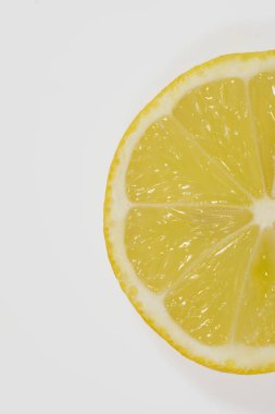 Lemon yakın plan taze beyaz arka plan meyve suyu rengi yaz vitamini C 'yi izole etti.