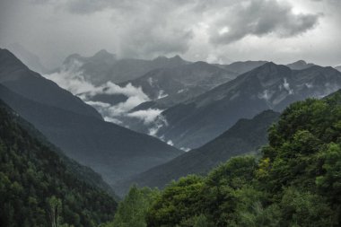 Aran Vadisi, İspanya, ormanlar, nehirler, şelaleler, dağlar. Yüksek kalite fotoğraf