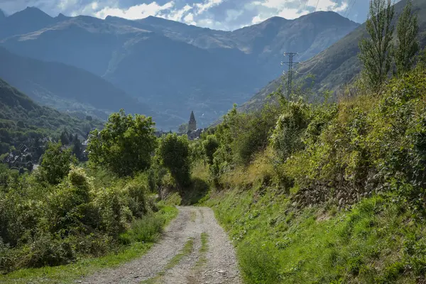 Arties, Aran Vadisi, İspanya, ormanlar, nehirler, şelaleler, dağlar. Yüksek kalite fotoğraf