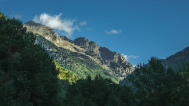 Boi, Aran Vadisi, İspanya, Avrupa, ormanlar, nehirler, şelaleler, dağlar. Yüksek kalite fotoğraf