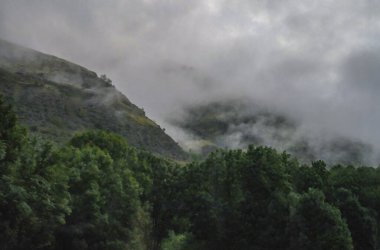 Boi, Aran Vadisi, İspanya, Avrupa, ormanlar, nehirler, şelaleler, dağlar. Yüksek kalite fotoğraf