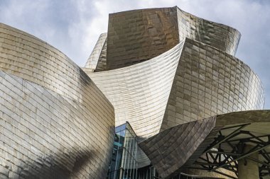 Guggenheim Müzesi Bilbao, Frank Gehry tarafından tasarlanan çağdaş sanat müzesi, Bilbao, İspanya.