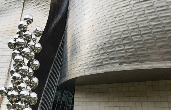 Guggenheim Müzesi Bilbao, Frank Gehry tarafından tasarlanan çağdaş sanat müzesi, Bilbao, İspanya.