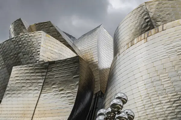 Guggenheim Müzesi Bilbao, Frank Gehry tarafından tasarlanan çağdaş sanat müzesi, Bilbao, İspanya.