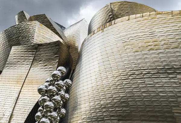 Guggenheim Müzesi Bilbao, Frank Gehry tarafından tasarlanan çağdaş sanat müzesi, Bilbao, İspanya.
