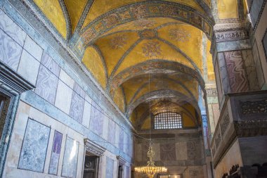 Santa Sophia, Bizans sanatının mücevheri. Önce bir Hıristiyan kilisesi, sonra bir Ortodoks kilisesi, sonra peş peşe bir cami, bir müze ve şimdi de bir cami..