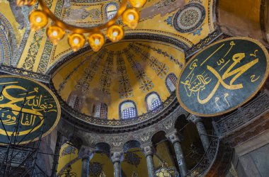 Santa Sophia, Bizans sanatının mücevheri. Önce bir Hıristiyan kilisesi, sonra bir Ortodoks kilisesi, sonra peş peşe bir cami, bir müze ve şimdi de bir cami..