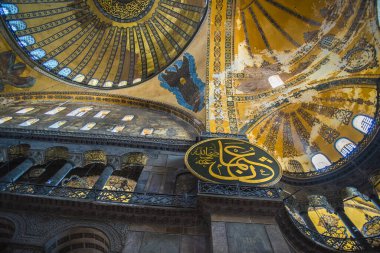 Santa Sophia, Bizans sanatının mücevheri. Önce bir Hıristiyan kilisesi, sonra bir Ortodoks kilisesi, sonra peş peşe bir cami, bir müze ve şimdi de bir cami..