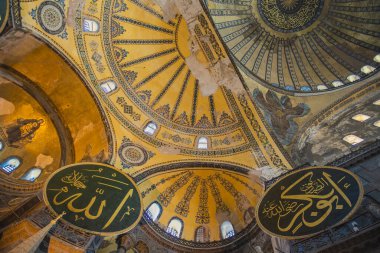 Santa Sophia, Bizans sanatının mücevheri. Önce bir Hıristiyan kilisesi, sonra bir Ortodoks kilisesi, sonra peş peşe bir cami, bir müze ve şimdi de bir cami..