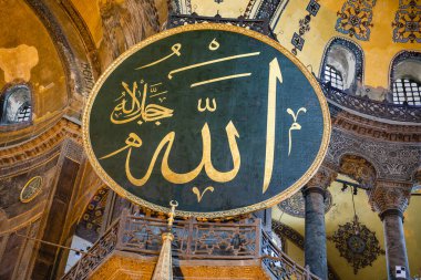 Santa Sophia, Bizans sanatının mücevheri. Önce bir Hıristiyan kilisesi, sonra bir Ortodoks kilisesi, sonra peş peşe bir cami, bir müze ve şimdi de bir cami..