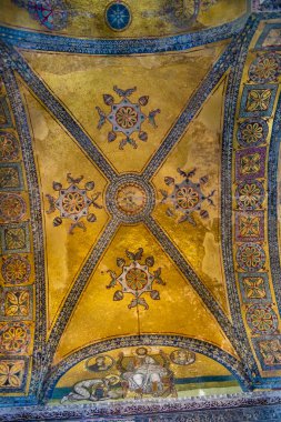 Santa Sophia, Bizans sanatının mücevheri. Önce bir Hıristiyan kilisesi, sonra bir Ortodoks kilisesi, sonra peş peşe bir cami, bir müze ve şimdi de bir cami..