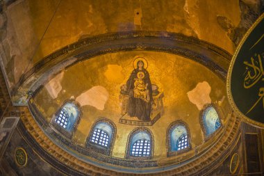Santa Sophia, Bizans sanatının mücevheri. Önce bir Hıristiyan kilisesi, sonra bir Ortodoks kilisesi, sonra peş peşe bir cami, bir müze ve şimdi de bir cami..