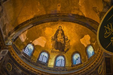 Santa Sophia, Bizans sanatının mücevheri. Önce bir Hıristiyan kilisesi, sonra bir Ortodoks kilisesi, sonra peş peşe bir cami, bir müze ve şimdi de bir cami..