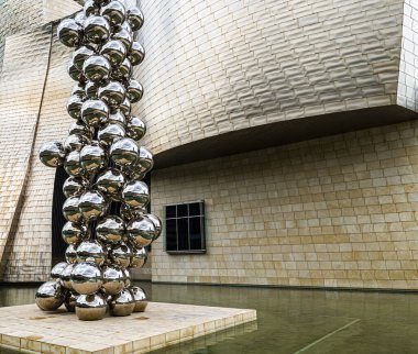 Guggenheim Müzesi Bilbao, Frank Gehry tarafından tasarlanan çağdaş sanat müzesi, Bilbao, İspanya.