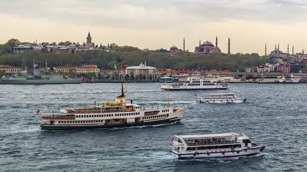 İstanbul, Türkiye. Boğaz boşluğundan geliyor. Yüksek kalite fotoğraf