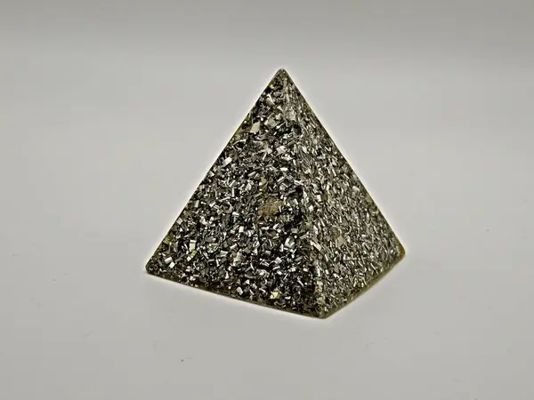 Uma Bela Pirâmide Orgonita Foto Alta Qualidade — Fotografia de Stock