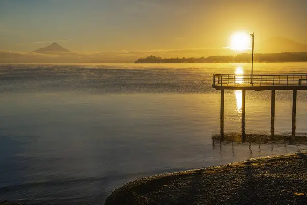 チリのプエルトヴァラスにある美しい夕日 高品質の写真 — ストック写真