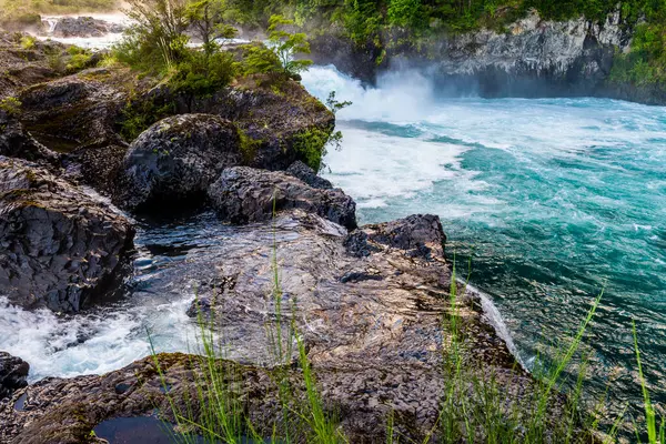 Petrohue Nehri Şili Andean Geçidi. Yüksek kalite fotoğraf