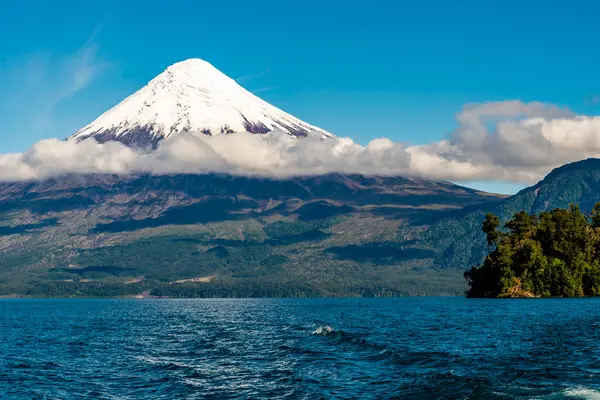 Petrohue limanından Şili Andean Geçidi 'ne yelken açan Todos los Santos Gölü. Yüksek kalite fotoğraf