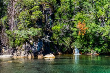 Todos los Santos Gölü 'nü, Peulla' yı, Şili 'yi ve Andean Geçidi' ni geçerek. Yüksek kalite fotoğraf