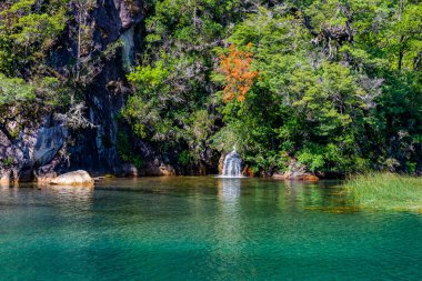 Todos los Santos Gölü 'nü, Peulla' yı, Şili 'yi ve Andean Geçidi' ni geçerek. Yüksek kalite fotoğraf