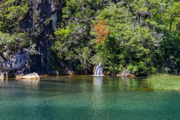 Todos los Santos Gölü 'nü, Peulla' yı, Şili 'yi ve Andean Geçidi' ni geçerek. Yüksek kalite fotoğraf