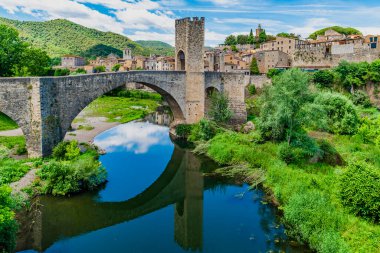 Katalonya 'nın büyüleyici şehri Besalu' nun güzel manzarası, İspanya 'nın Katalonya kentinin büyüleyici şehri Besalu' nun Spainl manzarası. Yüksek kalite fotoğraf