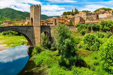Katalonya 'nın büyüleyici şehri Besalu' nun güzel manzarası, İspanya 'nın Katalonya kentinin büyüleyici şehri Besalu' nun Spainl manzarası. Yüksek kalite fotoğraf