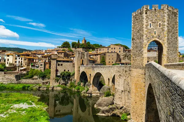 Katalonya 'nın büyüleyici şehri Besalu' nun güzel manzarası, İspanya 'nın Katalonya kentinin büyüleyici şehri Besalu' nun Spainl manzarası. Yüksek kalite fotoğraf