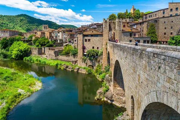 Katalonya 'nın büyüleyici şehri Besalu' nun güzel manzarası, İspanya 'nın Katalonya kentinin büyüleyici şehri Besalu' nun Spainl manzarası. Yüksek kalite fotoğraf