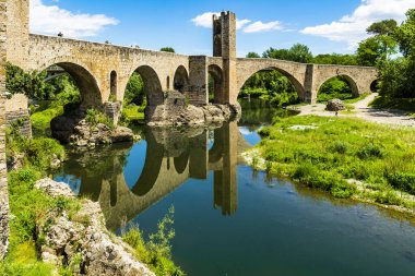 İspanya 'nın Katalonya kentindeki büyüleyici Besalu şehrinin güzel manzarası. Yüksek kalite fotoğraf